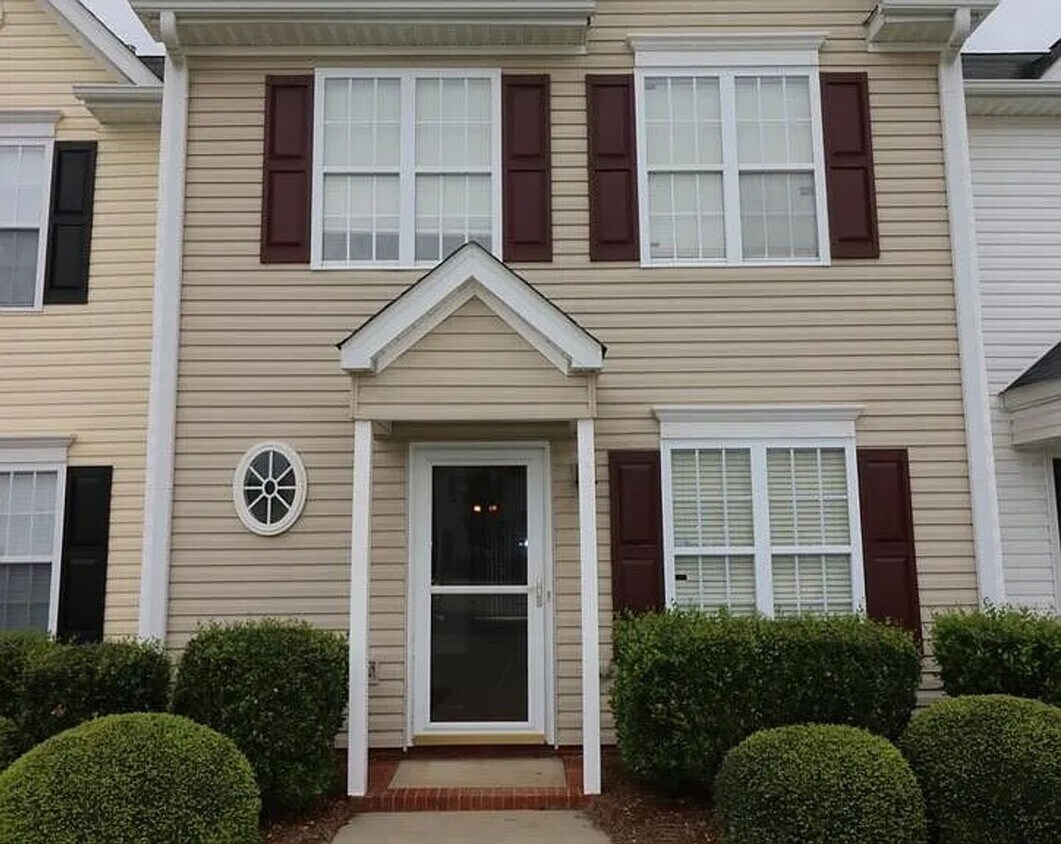 Foto principal - Charming 3-Bedroom Townhome in Prime Winst...