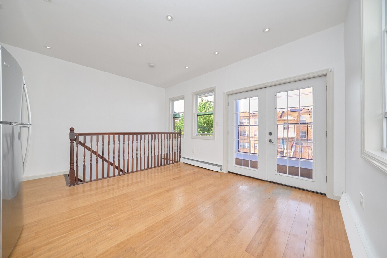 Primary Photo - Beautifully Renovated 3 Bedroom 2 Bath Apa...