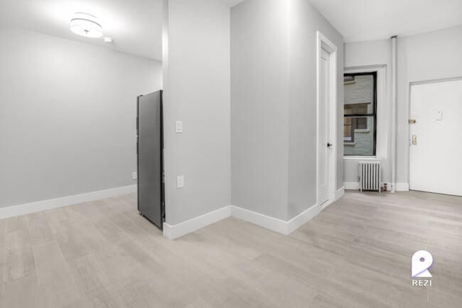 Building Photo - 305 E 75th St