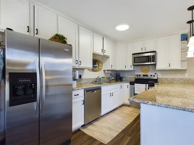 Building Photo - Luxury Monterey Condo with washer-dryer