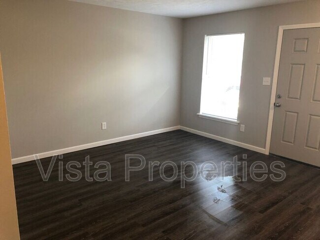Building Photo - 4800 Saddlebrook Ln