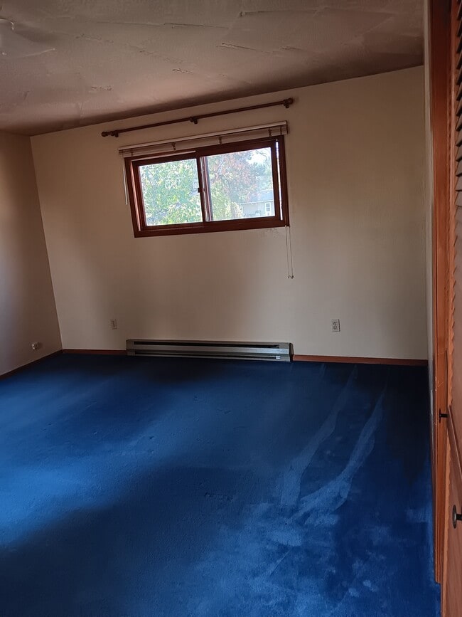Larger bedroom - 3943 Stevensville River Rd