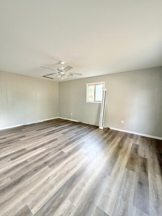 Primary Bedroom with walk in closet - 1122 Kingsley Dr