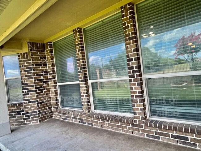 Building Photo - 511 Carnation Ln