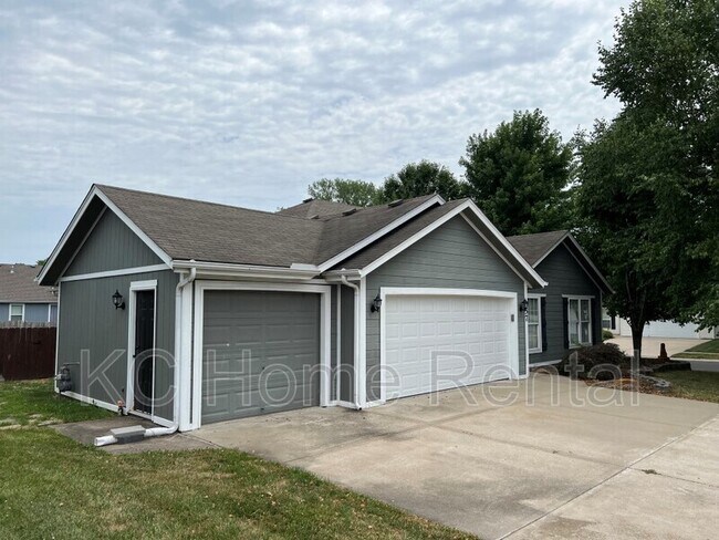 Building Photo - 857 SW Country Hill Dr