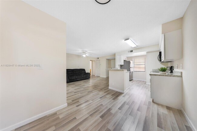 Building Photo - 9999 Summerbreeze Dr