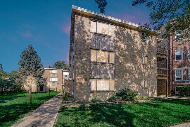 Building Photo - 7019 N Ridge Blvd