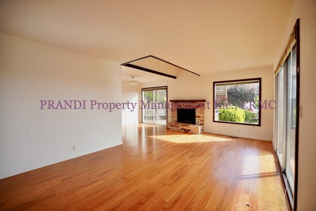 Foto del edificio - Bright and Cheerful Home in Tam Valley wit...