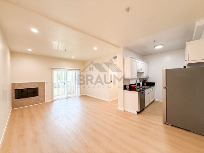 Building Photo - 10849 Fruitland Dr