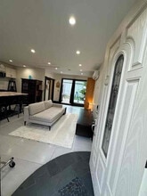 Building Photo - 7713 Owensmouth Ave Building Photo - 7713 Owensmouth Ave