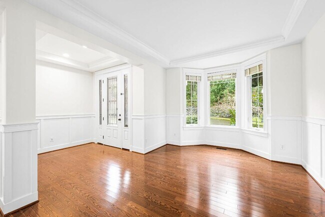 Building Photo - Elegant University Place Home with A/C, Tandem Garage, Office & Balcony Bedroom Near JBLM!