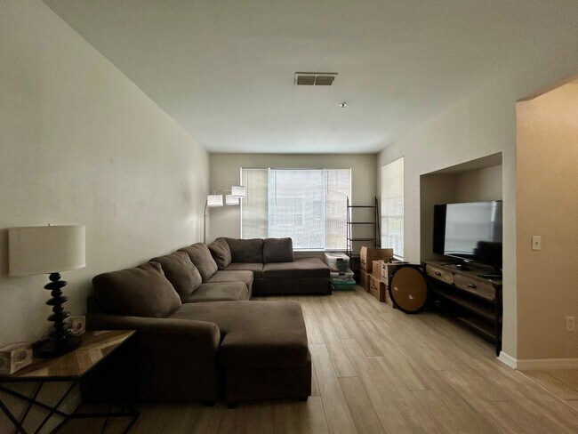 Foto del edificio - 9053 Lee Vista Blvd