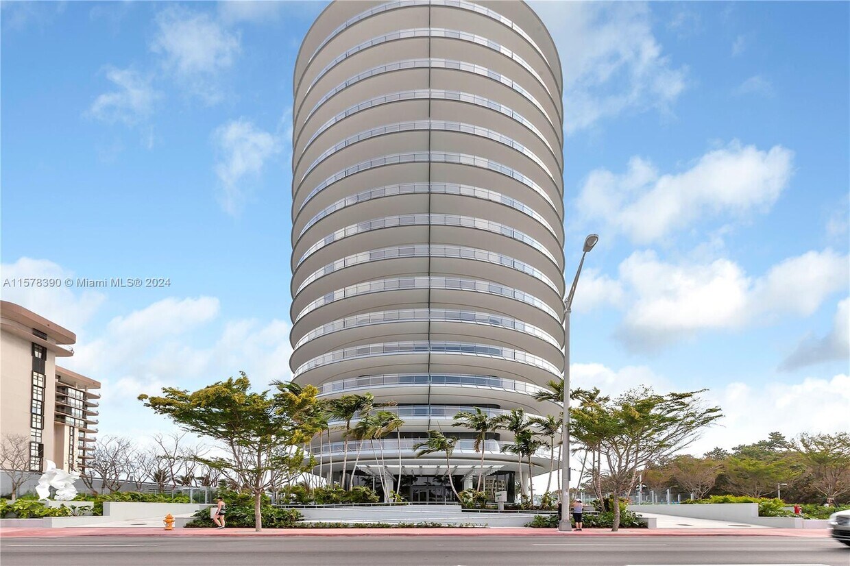 Primary Photo - 8701 Collins Ave