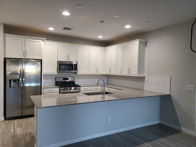 Building Photo - 3 Bedroom, 2, Bath Home with 1 Bedroom Cas...