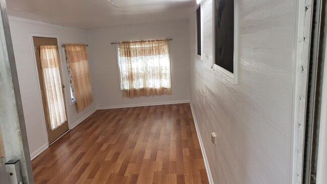 Foto del edificio - 6475 Cameron Rd