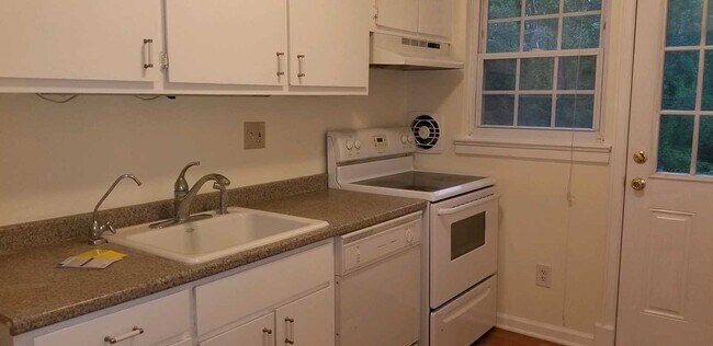 Building Photo - 5 Wildwood Dr