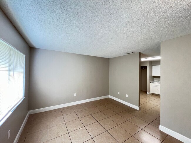 Foto del edificio - Beautifully Renovated 2 Bedroom, 1 Bathroom Home in Prime Ocala Location! Lawn Care Included!