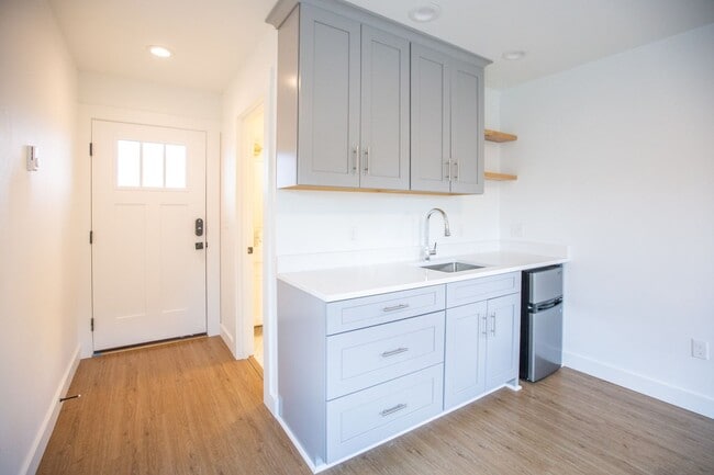 Building Photo - Detached above Garage Studio Available in SE - Brooklyn Neighborhhod