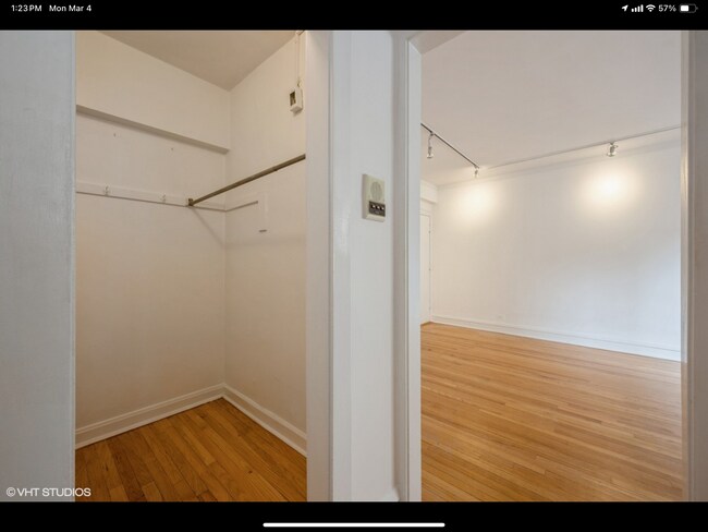 Building Photo - 2324 N Lincoln Park W