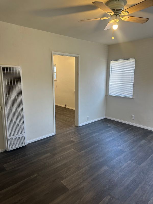 Building Photo - 932 W 71st St