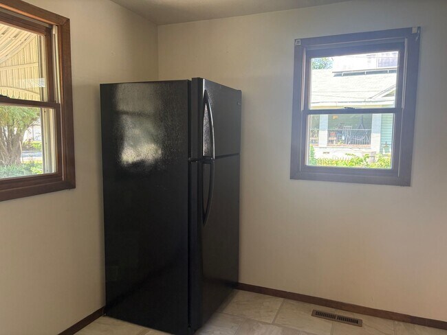 Building Photo - Beautiful 3 bedroom 2 bathroom
