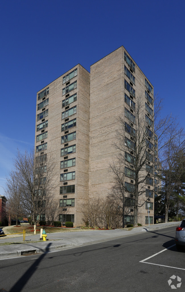 Building Photo - Summit Towers