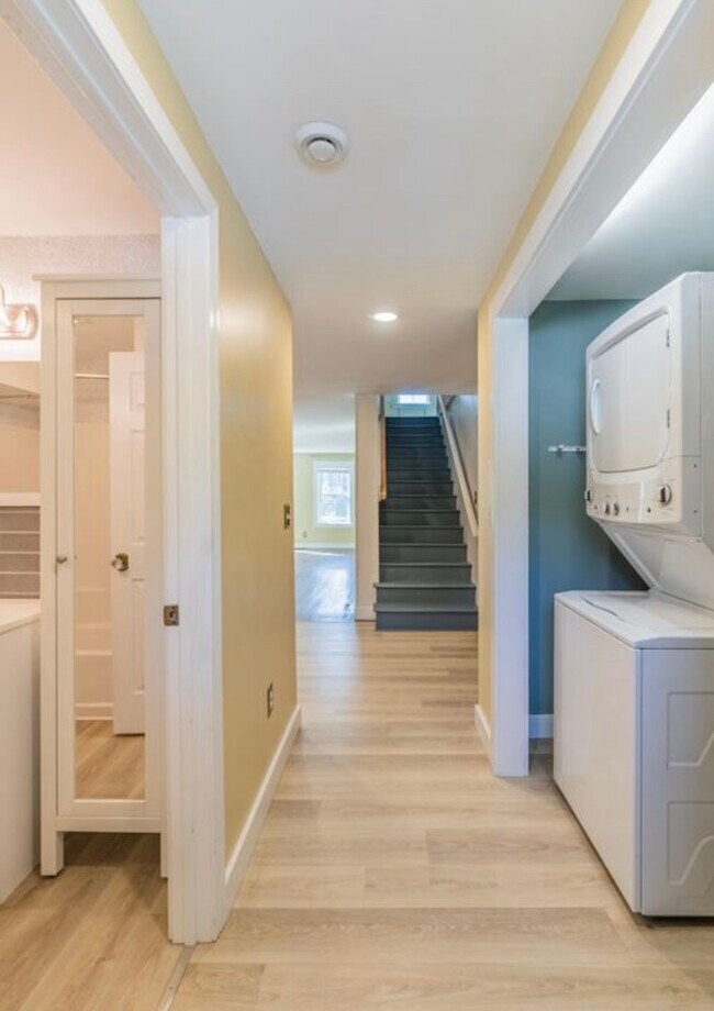 Entrada y lavadora/secadora - 449 High St