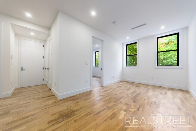 Foto del edificio - Brand New 5 bed 5 Bath Duplex with 2 Roof ...