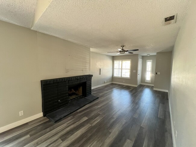Building Photo - SAC T 4824 - 4826