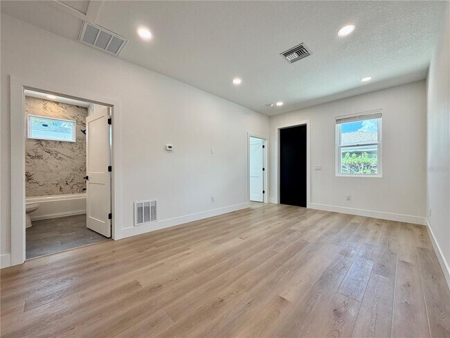 Foto del edificio - 2848 30th Ave N