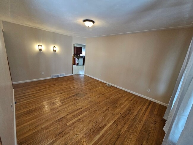 Building Photo - Come see your new home!