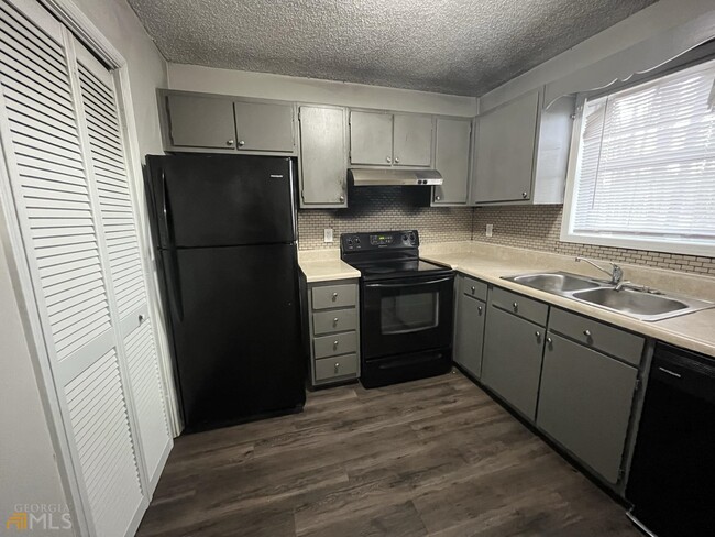 Foto del edificio - 5611 Windwood Rd