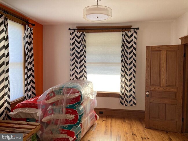 Foto del edificio - 195 Falling Spring Rd