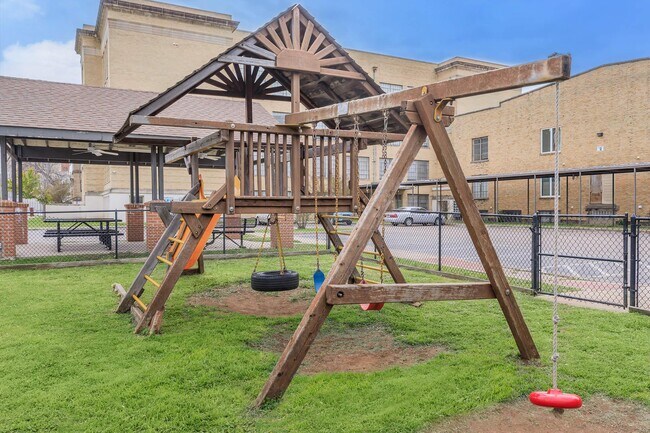 Foto del edificio - Historic Lofts of Waco High