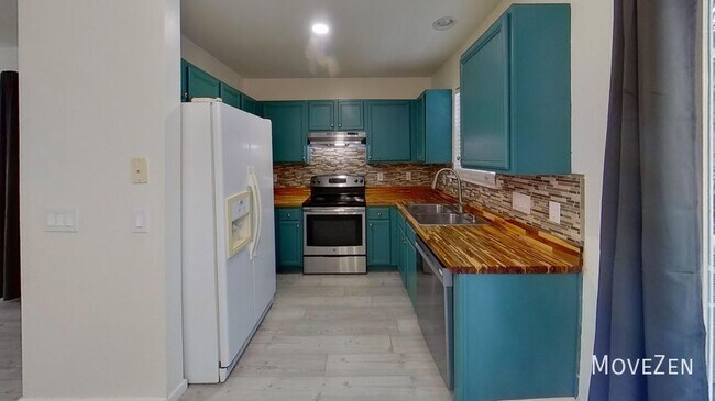 Building Photo - Townhouse in Premier Location.  8010 River...