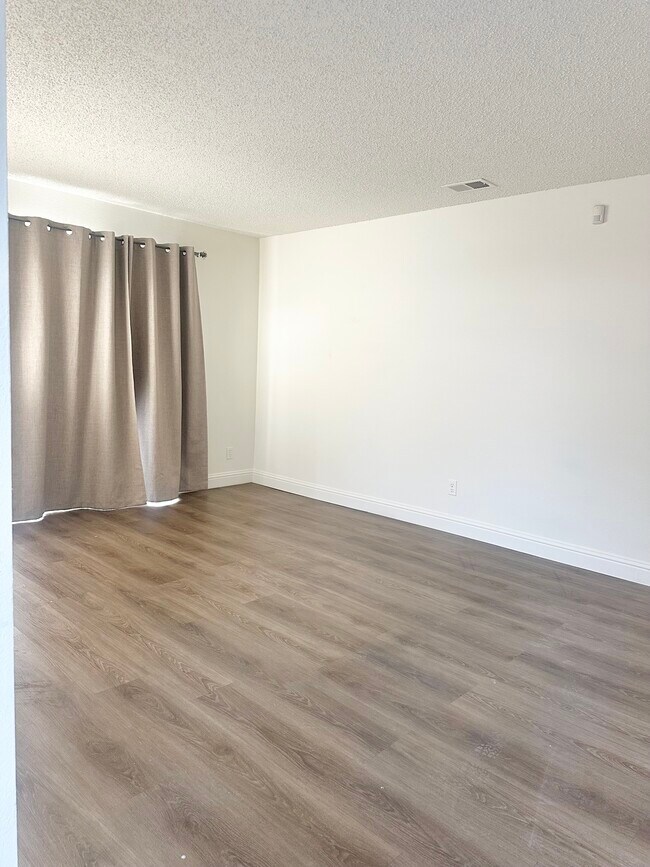 Building Photo - 5030 Valley Crest Dr