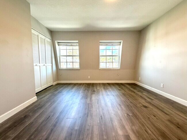 Building Photo - 413 N Cypress Dr