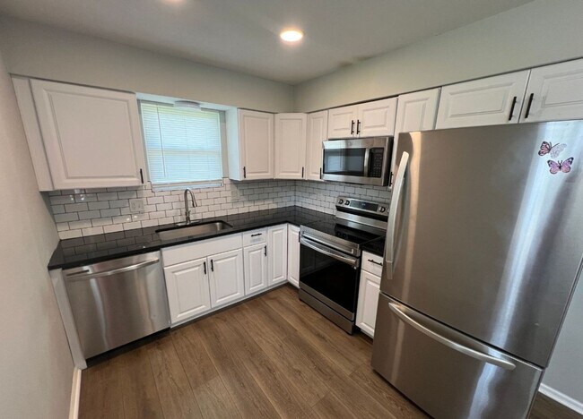 Foto del edificio - Coming Soon: Updated 3 Bedroom Duplex with...