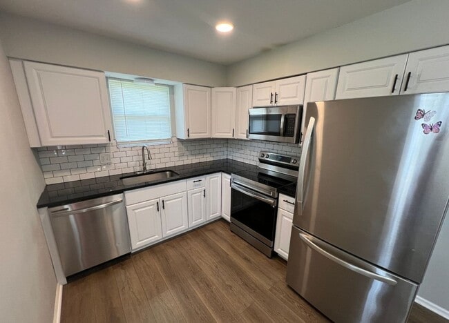Foto del edificio - Updated 3 Bedroom Duplex with Spacious Bac...