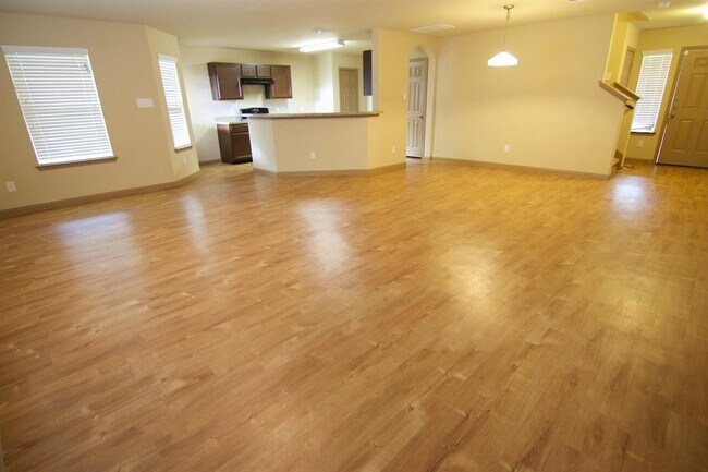 Foto del edificio - 5627 Long Arbor Ln