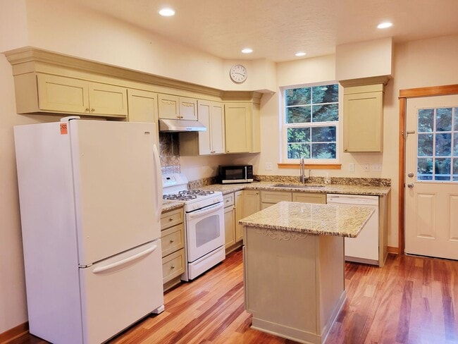 Foto del edificio - Lovely 2 Bedroom Townhouse Within Walking Distance to Historic Downtown Poulsbo