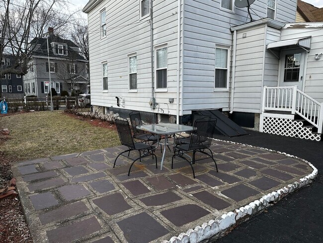 Foto del edificio - Single Family House in Allston. 6 Bed. 3.5...