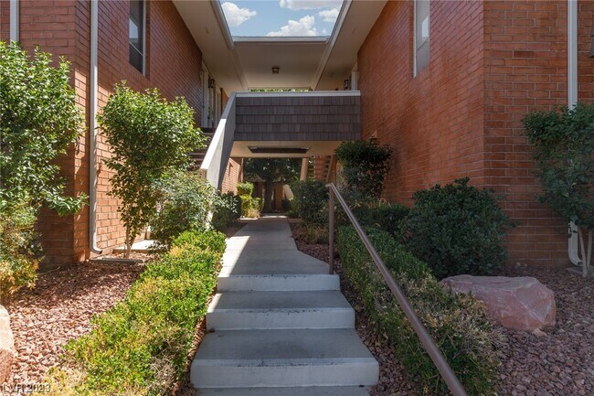 Building Photo - 769 Oakmont Ave