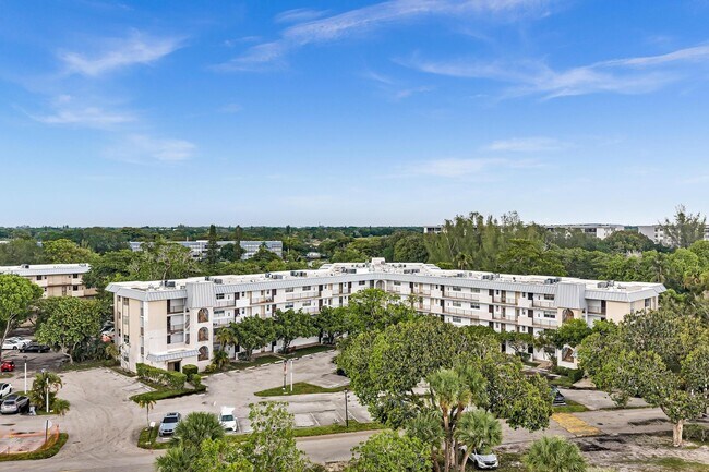 Foto del edificio - 5961 N Falls Circle Dr