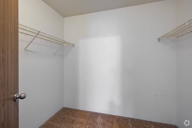 2BR, 1BA - 950SF - Closet - Culver Estates Apartments
