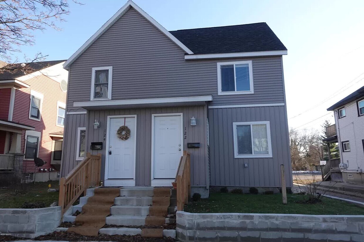 Primary Photo - 124 Buckley St SE