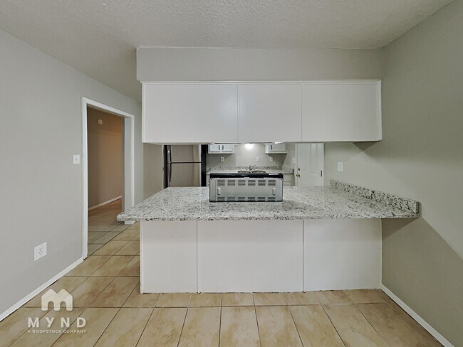 Building Photo - 6340 Yorkshire Cove