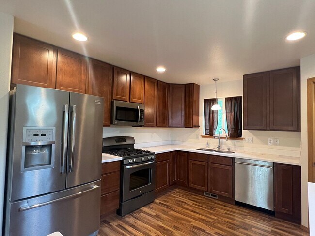 Building Photo - Lakeview home with 2 bedrooms plus an offi...