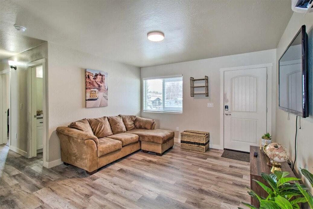 Primary Photo - 1110 W Woodland Lake Rd