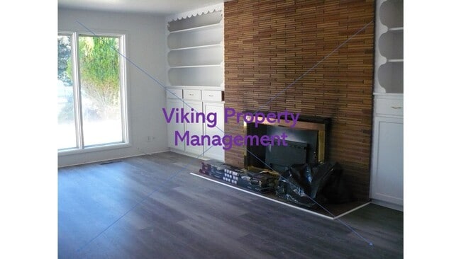 Building Photo - 950 NE Crest Dr